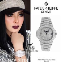 Saat syuting untuk videoklip lagu terbarunya Gubrak Gubrak Gubrak Jeng Jeng Jeng’ yang merupakan soundtrack filmnya Bodyguard Ugal Ugalan, Syahrini memakai jam tangan mewah bertabur berlian dari brand Patek Philippe seri Nautilus 5711. Dikutip dari Chrono 24, jam tangan mewah Syahrini dihiasi dengan 1.675 berlian yang memiliki kejernihan VVS2-VS1. Membuatnya begitu berkilauan saat dipakai. Jam tangan juga dilapisi emas putih 18 karat pada bagian badan jam. Harga jam tangannya ini mencapai US$ 88 ribu atau Rp 1,2 miliar. Foto: Instagram fashionsyahrini