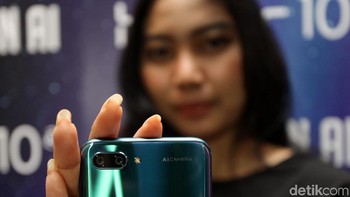 Ponsel ini dibekali dengan baterai berukuran 3.400 mAh dan USB-C port charger. Honor 10 menjalankan EMUI 8.1 yang berbasis Android Oreo.