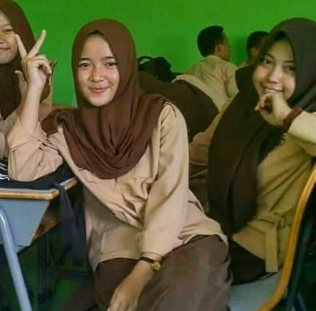 Saat masih sekolah, gaya Nissa tak berbeda dari siswi kebanyakan. Ia memakai hijab segi empat paris yang dipakai secara sederhana. Tapi wajah imutnya sudah terlihat sejak dulu. Foto: Dok. Instagram