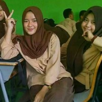 Saat masih sekolah, gaya Nissa tak berbeda dari siswi kebanyakan. Ia memakai hijab segi empat paris yang dipakai secara sederhana. Tapi wajah imutnya sudah terlihat sejak dulu. Foto: Dok. Instagram