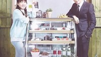 Dalam drama Choco Bank, pria 25 tahun yang sering dipanggil Kai ini terlihat asyik berfoto dengan aneka makanan yang tersusun di dalam etalase kaca. Foto: Instagram @sexualjongin