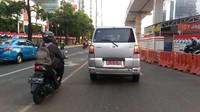 Beberapa mobil pelat ganjil juga melintas di tanggal genap. Namun, mobil-mobil tersebut merupakan kendaraan dinas dan berpelat merah yang bebas aturan ganjil genap.Foto: Samsdhuha Wildansyah/detikcom