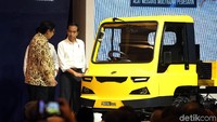 Jokowi didampingi Menteri Perindustrian Airlangga Hartarto meninju Alat Mekanis Multiguna Pedesaan (AMMDes). Dari catatan panitia, total ada 40 kendaraan baru dan konsep yang akan dirilis di panggung GIIAS 2018.