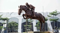 Di taman tersebut berdiri patung seorang penunggang kuda.
