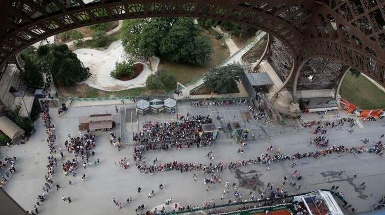Foto: Antrean masuk Menara Eiffel (Philippe Wojazer/Reuters/File Photo) Foto: Antrean masuk Menara Eiffel (Philippe Wojazer/Reuters/File Photo)