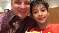 Bersama ayahnya, Erik Meijer, Eddy melempar senyum untuk netizen sambil memegang sebuah sushi salmon bentuk hati. So sweet! Foto: Instagram @eddy_mm