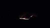 Gili Lawa kebakaran pada Rabu (1/8) malam. Api membakar puncak dan padang savananya. Beruntung, tim dari pihak Taman Nasional Komodo bergerak cepat dan berhasil memadamkan api (dok Taman Nasional Komodo)