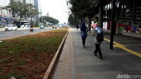 Trotoar menjadi jalur utama bagi pejalan kaki yang ingin memasuki kawasan GBK. Karena Stadion GBK menjadi salah satu venue Asian Games 2018 yang digelar di Jakarta.