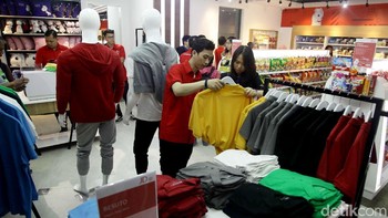 Untuk para pecinta fashion, JD.ID X menyiapkan bagian khusus yang menjual berbagai macam pakaiana untuk pria dan wanita.