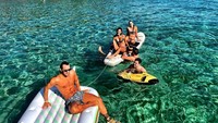 Tidak bepergian sendiri, Emir mengabiskan waktu bersama geng sosialitanya. (emirbahadir/Instagram)
