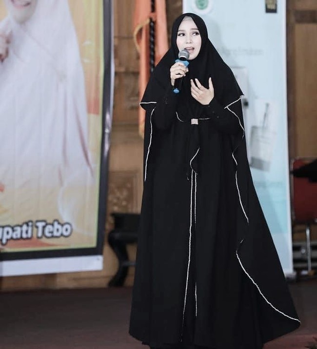 Puput Melati juga termasuk mantan artis cilik yang masih eksis di media sosial. Penyanyi lagu Satu Ditambah Satu itu dinikahi Ustad Cilik Guntur Bumi dan rutin mengikuti kajian Islami. Foto: Instagram/puputmelati