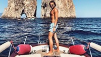 Emir saat berlibur di Pulau Faraglioni, Italia. (emirbahadir/Instagram)