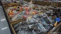 Ada juga suvenir pajangan, gantungan kunci, tempelan kulkas, dan berbagai jenis buah tangan lainnya (Shinta/detikTravel)