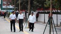Ketiganya tampak berbincang saat melintasi trotoar yang sudah ditata tersebut. Sesekali, Jokowi dan Anies menyapa warga di lokasi. (Andhika Prasetia/detikcom)