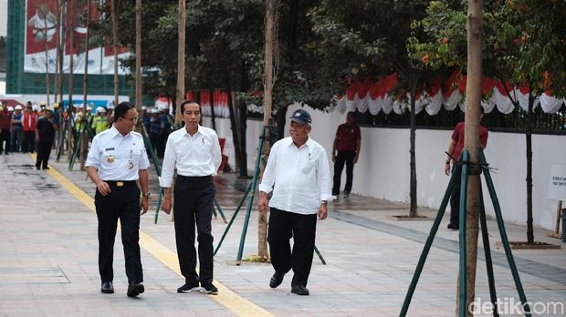 Anies, Jokowi, dan Menteri PUPR Basuki Hadimuljono di trotoar Jl Sudirman. 