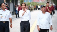 Ketiganya juga melihat trotoar yang masih dikerjakan. Mereka berjalan sekitar 400 meter di trotoar Jl Sudirman. (Andhika Prasetia/detikcom)