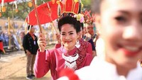 Senyum cerah menghiasi wajah para penari yang tampil dalam pembukaan Parade Polewali Mandar International Folk and Art Festival. Istimewa/Instagram.com/@polman_update.