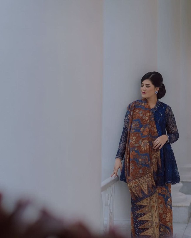 Menjalani pemotretan saat kehamilannya sudah memasuki trimester kedua, Kahiyang Ayu terlihat cantik berkebaya biru dengan rambut disanggul klasik. Kain dan kebaya yang dikenakannya merupakan karya Diguci Design Studio. Foto: Instagram ayanggkahiyang