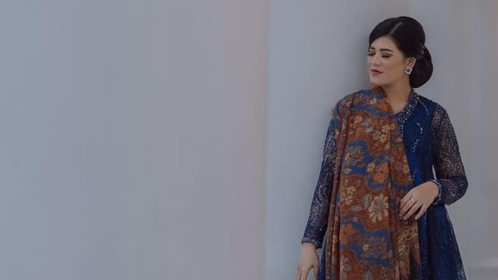 gaya kahiyang ayu pakai batik dan tenun