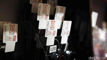 Barang-barang yang dipasarkan di JD.ID X pun beraneka ragam, hampir seperti yang telah disediakan di situs online JD.ID. Berbagai macam barang elektronik tersedia di pusat perbelanjaan ini.