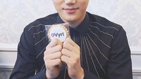 Dengan wajah gantengnya, personil EXO ini terlihat imut ketika memegang sebuah biskuit bertuliskan tulisan Vyrl. Foto: Instagram @sexualjongin