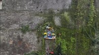 Sebuah altar di sepanjang Jalur Bersepeda Tiber. Istimewa/CNN.