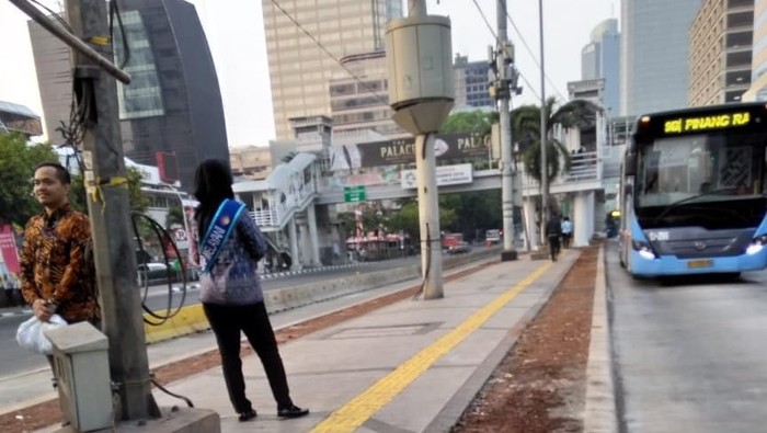 Jalur khusus disabilitas kini tersedia di Halte Transj Sarinah dan BI