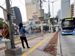 Detik-detik Pria Bersajam Hadang Bus TransJ Bikin Penumpang Ketakutan