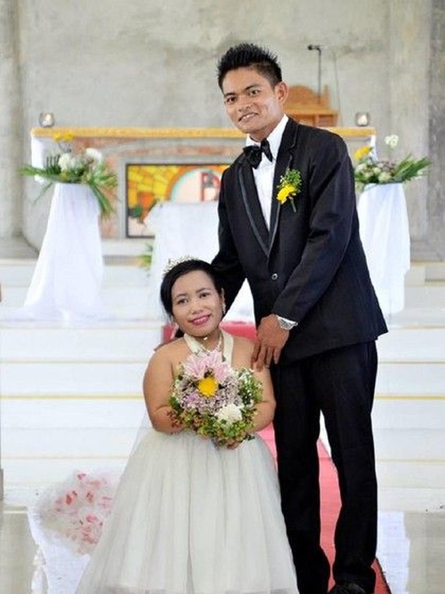 Foto pernikahan pasangan asal Filipina ini pun membuktikan cinta tanpa syarat. Dallaine Mae Tac-an memiliki kondisi yang dikenal dwarfisme, perawakan pendek akibat kondisi genetik. Pernikahannya dengan Felomino Lumanao itu pun membuat netizen merasa tersentuh. Foto: Facebook