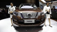 Dua orang model berpose dengan Nissan Terra di GIIAS 2018.