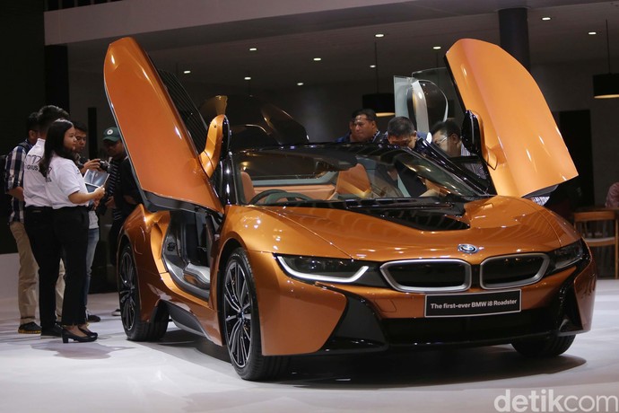 BMW i8 Tanpa Atap Jadi Safety Car Balapan Mobil Listrik