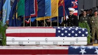 Penyambutan kedatangan peti-peti ini dihadiri Wakil Presiden AS Mike Pence (Foto: Dok. REUTERS/Hugh Gentry)