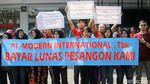 Demo Mantan Pegawai Sevel Tuntut Pembayaran Pesangon
