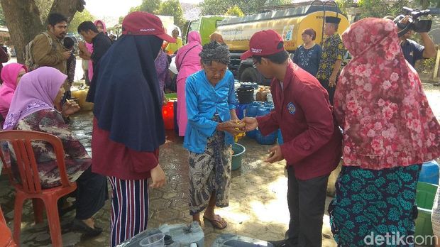 Kala Nenek Renta di Karawang Berdesakan Antre Air Bersih