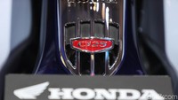 Emblem logo pun terlihat klasik.