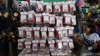 Beragam suvenir bisa kamu temukan di sini dengan harga murah lho! (Syanti/detikTravel)