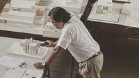 Achmad Tardiyana merupakan lulusan Arsitektur ITB dan desain kota di Amerika Serikat  dan Australia. Ia pun terpilih menjadi salah satu arsitek Indonesia yang jadi wakil Indonesia di ajang Venice Biennale Architecture (VBA) 2018 di Italia. Dok. Instagram/achmadtardiyana