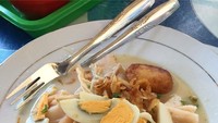 Sederhana tapi memikat, inilah soto Banjar punya @veldamasli yang dicicip langsung di daerah asalnya, Banjarmasin. Tambah potongan ketupat, pastinya soto Banjar makin mantap! Foto: Instagram