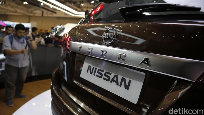 Nissan Terra akhirnya hadir di Indonesia dalam ajang GIIAS 2018 di ICE BSD, Tangerang Banten, Kamis (2/8). Mobil jenis SUV ini siap menantang Fortuner dengan harga Rp 460 Juta.