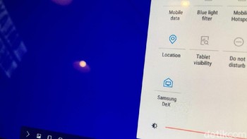 Mode Standalone Mode yang membut tampilan Tab S4 serupa desktop hanya dengan memasang cover keyboard pada perangkat. Foto: Agus Tri Haryanto/detikINET