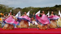 Festival Polewali Mandar International Folk and Art Festival (PIFAF) kembali digelar di Kabupaten Polewali Mandar, Sulawesi Barat. Festival seni budaya dan pariwisata ini akan menampilkan berbagai seni tari dan musik khas dari berbagai negara di dunia, termasuk Indonesia. Istimewa/Antara Foto/Akbar Tado.