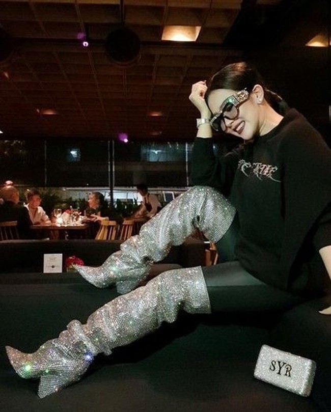 Syahrini tampil bling bling dengan memakai sepatu boots tinggi bertabur kristal. Alas kaki dari brand Saint Laurent ini dibanderol dengan harga US$ 10.000 atau sekitar Rp 144 juta. Sepatu bernama Niki tersebut merupakan bagian dari koleksi fall 2017 yang tampil perdana di Paris Fashion Week. Foto: Instagram princessyahrini