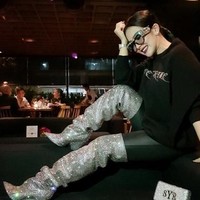 Syahrini tampil bling bling dengan memakai sepatu boots tinggi bertabur kristal. Alas kaki dari brand Saint Laurent ini dibanderol dengan harga US$ 10.000 atau sekitar Rp 144 juta. Sepatu bernama Niki tersebut merupakan bagian dari koleksi fall 2017 yang tampil perdana di Paris Fashion Week. Foto: Instagram princessyahrini