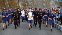 PT Astra International Tbk turut mendukung pawai obor di Kabupaten Simalungun. Ketua Koordinator Grup Astra Wilayah Medan Sutadi berlari membawa api obor dalam rangkaian pawai obor Asian Games 2018. Istimewa/Astra.