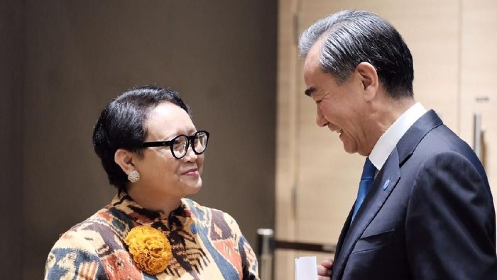 Menlu RI Retno dengan Menteri Luar Negeri Cina Wang Yi.