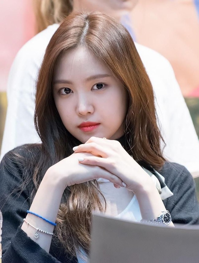 Kalau kamu membandingkan fotonya saat debut dan yang sekarang dia operasi mata dan hidungnya, tulis netizen lagi. Dia 100 persen mengubah hidungnya, timpal netizen lainnya. Ini wajah Naeun sebelum dituding melakukan operasi plastik. Foto: Dok. Koreaboo