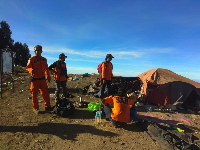Proses evakuasi pendaki yang terjebak di kawasan Gunung Rinjani / Foto: Basarnas