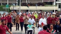 Jokowi juga menjajal Pelican Crossing di Jl Thamrin. Anies yang mendorong ibunya masih menemani Jokowi. Foto: Muhammad Fida/detikcom