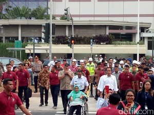 Ajak Ibunda ke Pelican Crossing Thamrin, Ini Penjelasan Anies
