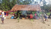 Warga sehari-hari tinggal di alam bebas di bawah gubuk dari ilalang.